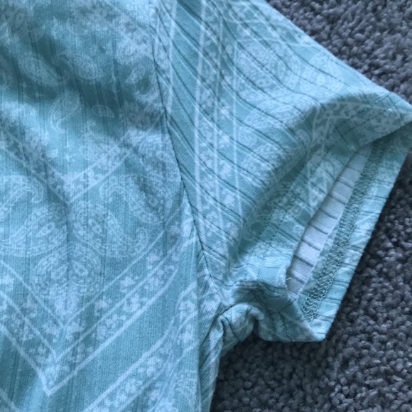 This teal crop top is super cute tight fitting  and sise 10 in kids ❤️ - Picture 4 of 5